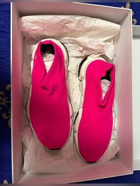 This is a Balenciaga Speed Trainer in a bright pink "Rose Fluo" colorway featuri